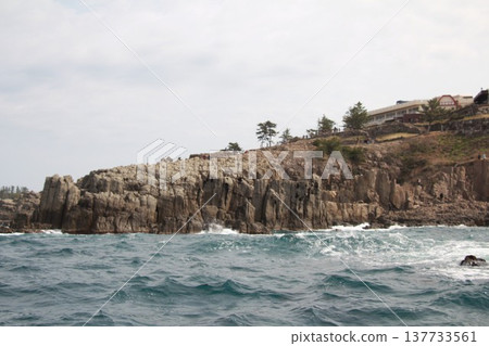 海浪撞擊懸崖 海浪撞擊懸崖 137733561