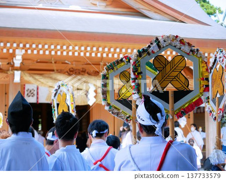 Kumamoto Prefecture, Aso Shrine's Onda Festival: The shrine's crest features "crossed hawks." Kumamoto Prefecture, Aso Shrine's Onda Festival: The shrine's crest features "crossed hawks." 137733579