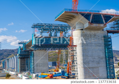 大阪府高槻市:新名神高速公路高槻高架橋建設,2026 年 2 月。 大阪府高槻市:新名神高速公路高槻高架橋建設,2026 年 2 月。 137733638