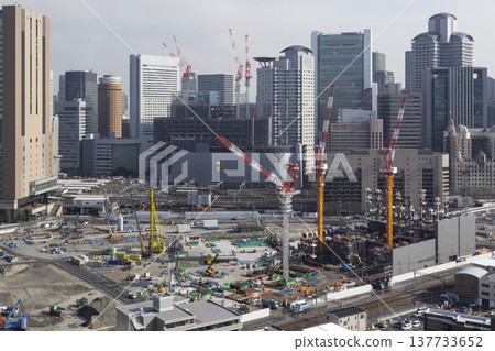 從空中俯瞰大阪梅田重建區廣闊的建築工地和高樓大廈。 從空中俯瞰大阪梅田重建區廣闊的建築工地和高樓大廈。 137733652
