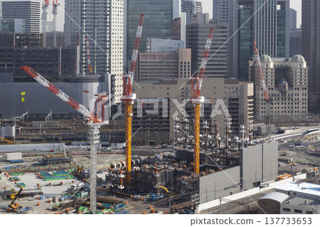 塔式起重機和鋼結構林立於在建建築群旁,展現出充滿活力的城市發展景象。 塔式起重機和鋼結構林立於在建建築群旁,展現出充滿活力的城市發展景象。 137733653