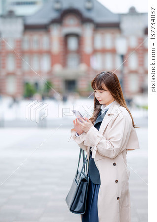 操作智能手機的女商人戶外 137734037