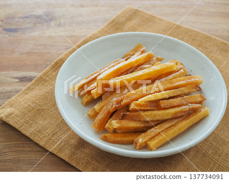 盛在盤子裡的紅薯條 盛在盤子裡的紅薯條 137734091