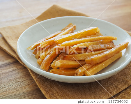 盛在盤子裡的紅薯條 盛在盤子裡的紅薯條 137734092