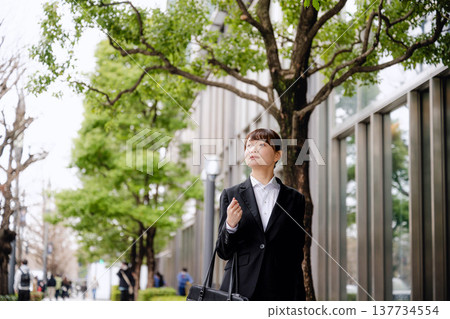 Young women commuting to work in suits Young women commuting to work in suits 137734554