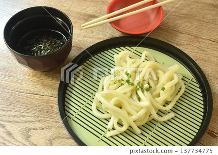 Zaru Udon cold Japanese rice noodles topping chop seaweed dipping shoyu sauce with slice spring onion on plate 137734775