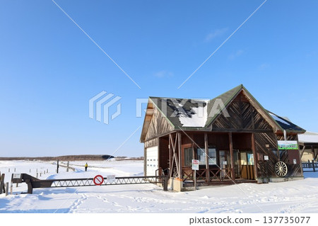 二月,在寒冷的冬季,一群女孩前往北海道旅行,在晴朗的天空下遊覽了佐呂間湖、網走準國立公園和稚花花園。 二月,在寒冷的冬季,一群女孩前往北海道旅行,在晴朗的天空下遊覽了佐呂間湖、網走準國立公園和稚花花園。 137735077