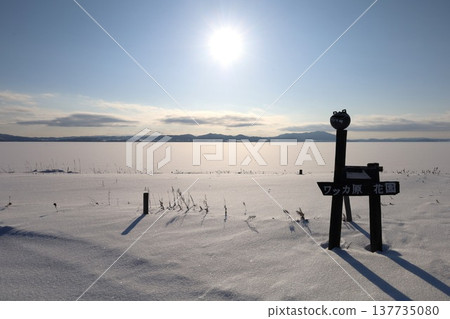 A girls' trip to Hokkaido in February, during the freezing winter, visiting Lake Saroma, Abashiri Quasi-National Park, and Wakka Wildflower Garden under clear skies. 137735080