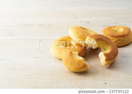 Hot biscuits (image) 137735122