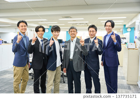 一大群商務人士聚集在一間寬敞的辦公室進行全身照拍攝。 137735171