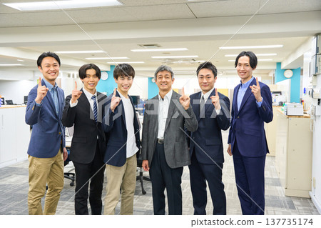 一大群商務人士聚集在一間寬敞的辦公室進行全身照拍攝。 137735174
