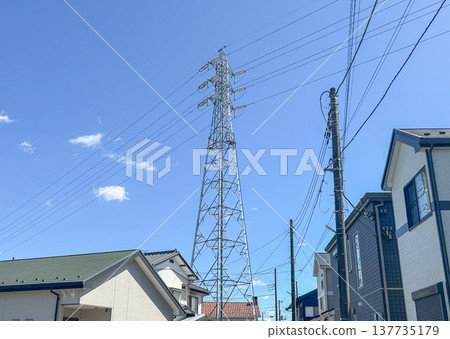 住宅區的輸電塔 住宅區的輸電塔 137735179