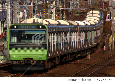[JY] Yamanote Line E235 series train (Tou 18 formation: formation equipped with next-generation VVVF device for testing) 137735268