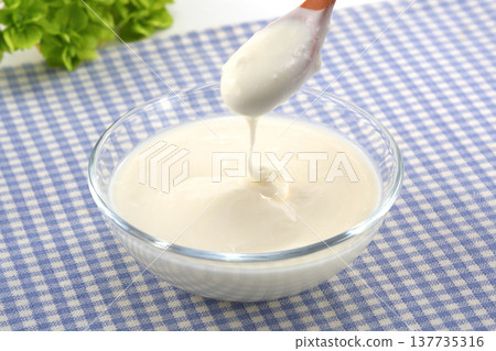 新鮮的酸奶 新鮮的酸奶 137735316
