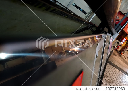 夜幕下的城市景觀和汽車倒映在鏡子裡 夜幕下的城市景觀和汽車倒映在鏡子裡 137736083