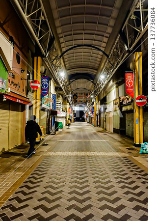 深夜的街頭遊樂場;行人陸續回家。 深夜的街頭遊樂場;行人陸續回家。 137736084
