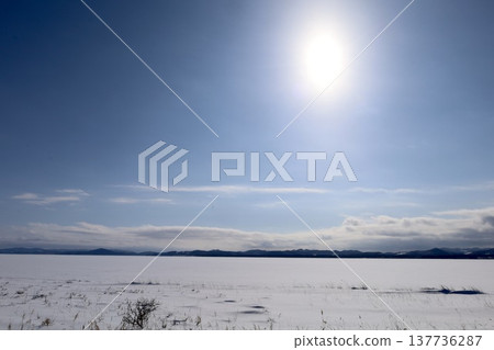 二月,北海道嚴寒的冬季,佐呂間湖,北海道東部,從佐呂間湖上的龍宮台展望台眺望鄂霍次克海,可以看到浮冰。 二月,北海道嚴寒的冬季,佐呂間湖,北海道東部,從佐呂間湖上的龍宮台展望台眺望鄂霍次克海,可以看到浮冰。 137736287