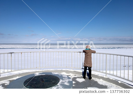 二月,北海道嚴寒的冬季,佐呂間湖,北海道東部,從佐呂間湖上的龍宮台展望台眺望鄂霍次克海,可以看到浮冰。 二月,北海道嚴寒的冬季,佐呂間湖,北海道東部,從佐呂間湖上的龍宮台展望台眺望鄂霍次克海,可以看到浮冰。 137736302