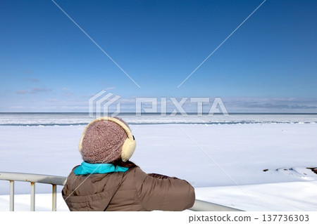 二月,北海道嚴寒的冬季,佐呂間湖,北海道東部,從佐呂間湖上的龍宮台展望台眺望鄂霍次克海,可以看到浮冰。 二月,北海道嚴寒的冬季,佐呂間湖,北海道東部,從佐呂間湖上的龍宮台展望台眺望鄂霍次克海,可以看到浮冰。 137736303