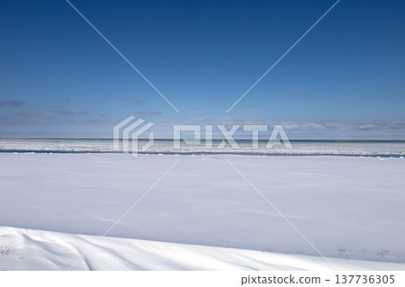 二月,北海道嚴寒的冬季,佐呂間湖,北海道東部,從佐呂間湖上的龍宮台展望台眺望鄂霍次克海,可以看到浮冰。 二月,北海道嚴寒的冬季,佐呂間湖,北海道東部,從佐呂間湖上的龍宮台展望台眺望鄂霍次克海,可以看到浮冰。 137736305