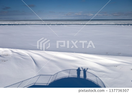 二月，北海道嚴寒的冬季，佐呂間湖，北海道東部，從佐呂間湖上的龍宮台展望台眺望鄂霍次克海，可以看到浮冰。 137736307