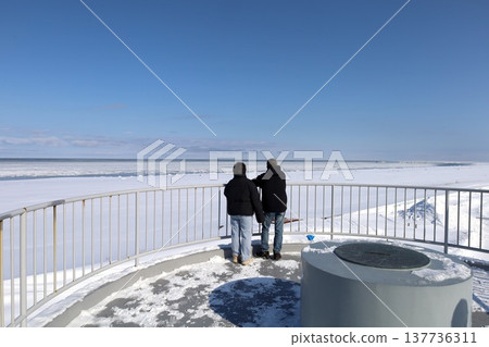 二月,北海道嚴寒的冬季,佐呂間湖,北海道東部,從佐呂間湖上的龍宮台展望台眺望鄂霍次克海,可以看到浮冰。 二月,北海道嚴寒的冬季,佐呂間湖,北海道東部,從佐呂間湖上的龍宮台展望台眺望鄂霍次克海,可以看到浮冰。 137736311