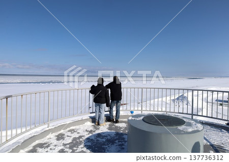 二月,北海道嚴寒的冬季,佐呂間湖,北海道東部,從佐呂間湖上的龍宮台展望台眺望鄂霍次克海,可以看到浮冰。 二月,北海道嚴寒的冬季,佐呂間湖,北海道東部,從佐呂間湖上的龍宮台展望台眺望鄂霍次克海,可以看到浮冰。 137736312