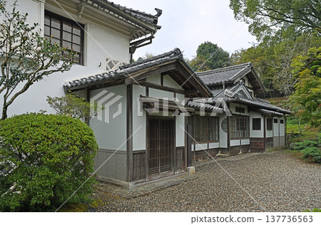 在被指定為傳統建築群重要保護區的內子町，一座有著灰泥牆和華麗瓦頂的傳統房屋矗立在城鎮景觀之中。 137736563