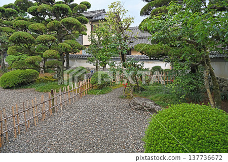 寧靜的日式花園和傳統建築遍布於內子町富商的故居，這裡已被指定為傳統建築群重要保護區。 137736672