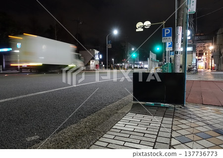 夜間遺留在人行道和城市交通場景中的廢棄物品。 夜間遺留在人行道和城市交通場景中的廢棄物品。 137736773