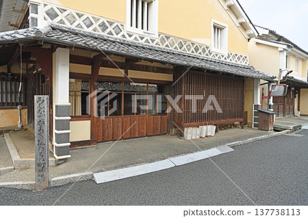 這是一棟位於內子町的傳統建築，擁有美麗的魚子風格牆壁和麵向街道的格子門，內子町是指定的傳統建築群重要保護區。 137738113