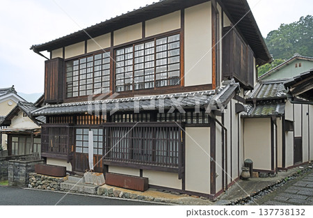 一棟傳統建築，擁有令人印象深刻、排列整齊的格子窗，矗立在內子區的一條街道上，內子區被指定為傳統建築群重要保護區。 137738132