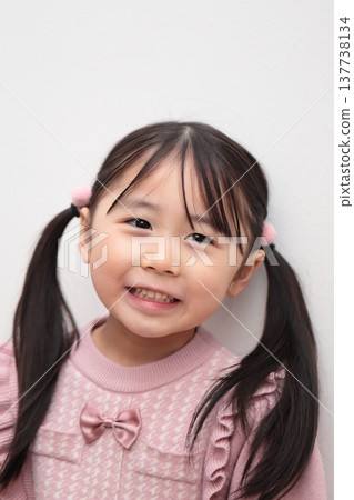 4歲女孩的上半身像（白色背景，無背景） 137738134