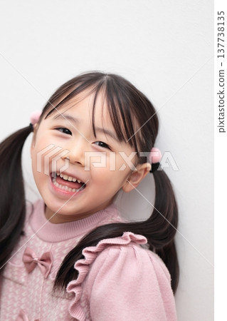 Upper body of a 4-year-old girl (white background, no background) Upper body of a 4-year-old girl (white background, no background) 137738135