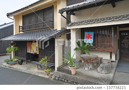 位於內子町(被指定為傳統建築群重要保護區)的傳統日式蠟燭店,店面充滿夏日氣息。 位於內子町(被指定為傳統建築群重要保護區)的傳統日式蠟燭店,店面充滿夏日氣息。 137738221