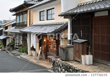 The lights illuminating the slopes of Uchiko, a designated Important Preservation District for Groups of Traditional Buildings, and the charming rows of traditional townhouses. The lights illuminating the slopes of Uchiko, a designated Important Preservation District for Groups of Traditional Buildings, and the charming rows of traditional townhouses. 137738235