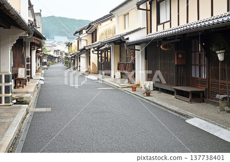 內子町是指定為傳統建築群重要保護區的街道,街道兩旁排列著傳統的商戶住宅和町屋,保留了江戶時代和明治時代的氛圍。 內子町是指定為傳統建築群重要保護區的街道,街道兩旁排列著傳統的商戶住宅和町屋,保留了江戶時代和明治時代的氛圍。 137738401