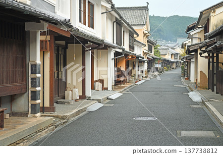 Traditional townhouses and white-walled streets lined up in the Yokaichi Gokoku district of Uchiko, an important preservation district for groups of traditional buildings. 137738812