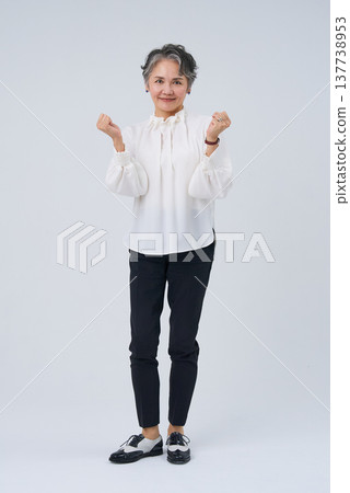 一位老婦人擺出歡呼的姿勢 一位老婦人擺出歡呼的姿勢 137738953