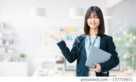用手引導的女性/女商人 用手引導的女性/女商人 137739851