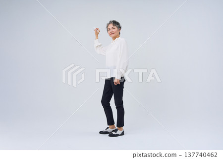 一位老年婦女拿著一支觸控筆 一位老年婦女拿著一支觸控筆 137740462