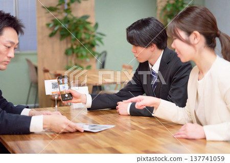 Business people who use QR code ordering systems at restaurants 137741059