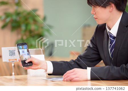 Business people who use QR code ordering systems at restaurants 137741062