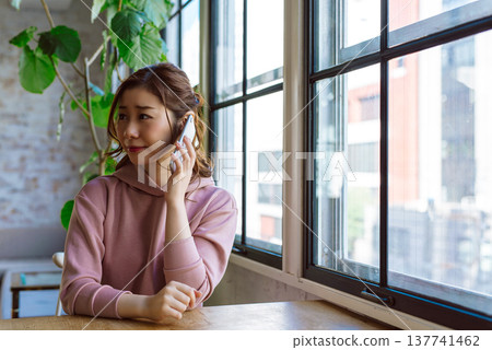 女人打電話時的臉部表情 137741462