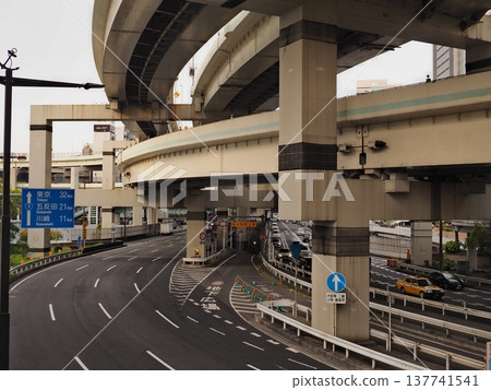 高架結構下方巨大的橋墩和公共道路的彎曲 高架結構下方巨大的橋墩和公共道路的彎曲 137741541