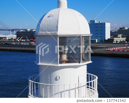 在湛藍的天空下，一座白色的燈塔矗立在橫濱港上。 137741542