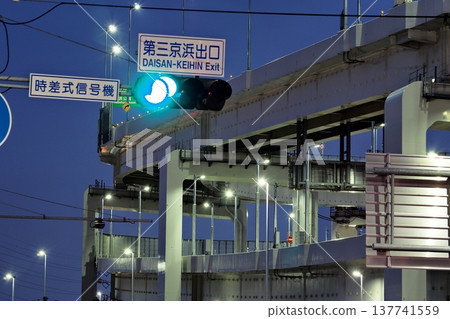 夜景中的路口、路標和交通號誌燈 137741559