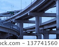 黃昏時的橫濱港北樞紐：錯綜複雜的架空橋樑和巨大的橋墩交錯縱橫。 137741560