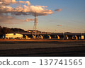 黃昏時的田野、公路、輸電塔 137741565