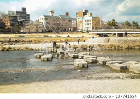 京都鴨川三角洲的踏腳石 137741654
